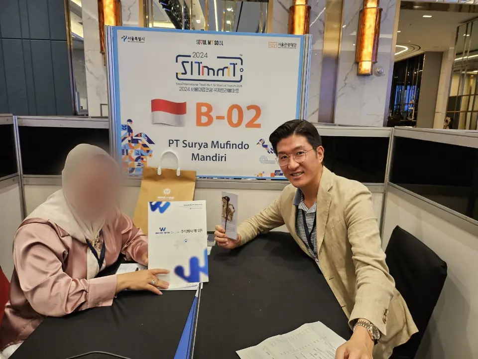 MEDIWIN CEO in a meeting with an overseas partner