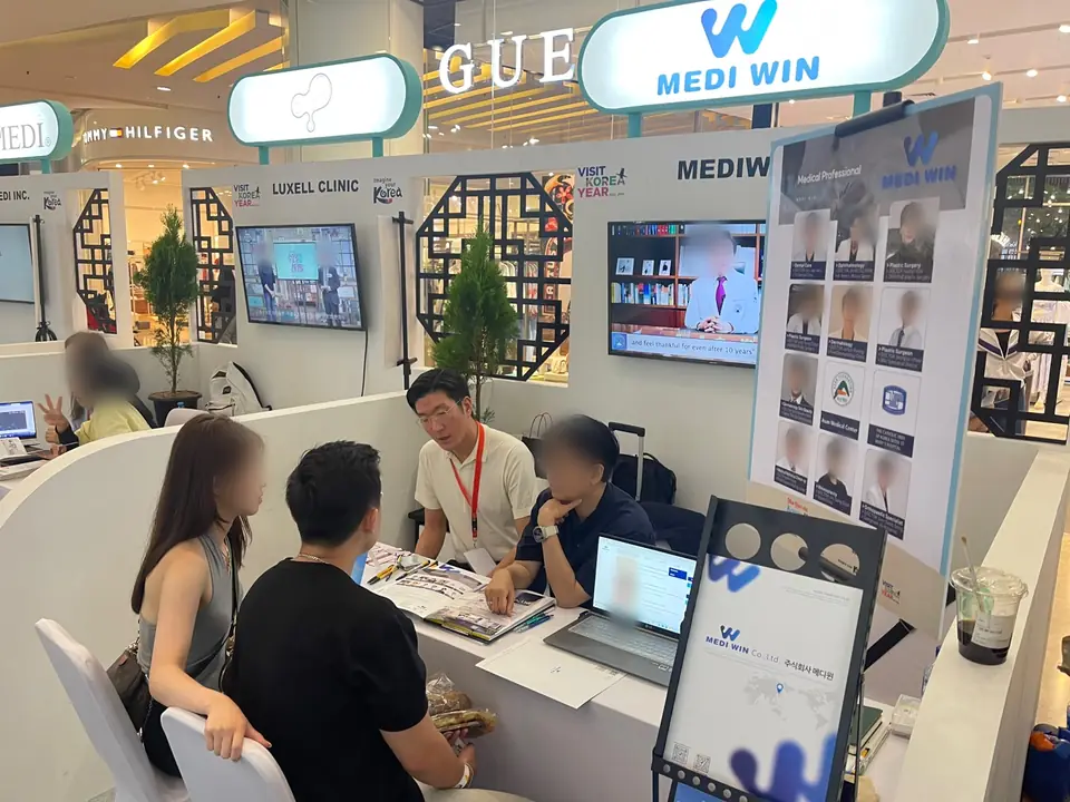 MEDIWIN CEO consulting with visitors at the MEDIWIN booth